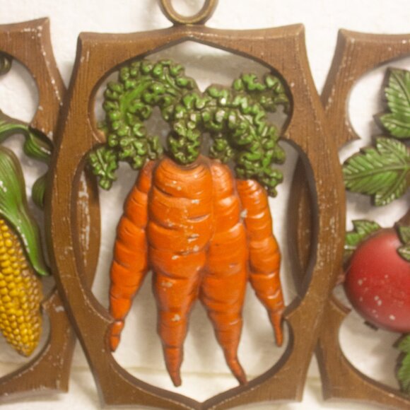 Vintage (1976) Cast Metal Wall Hanging Vegetable and Fruit Decor Retro Lot of 4 - Picture 3 of 7